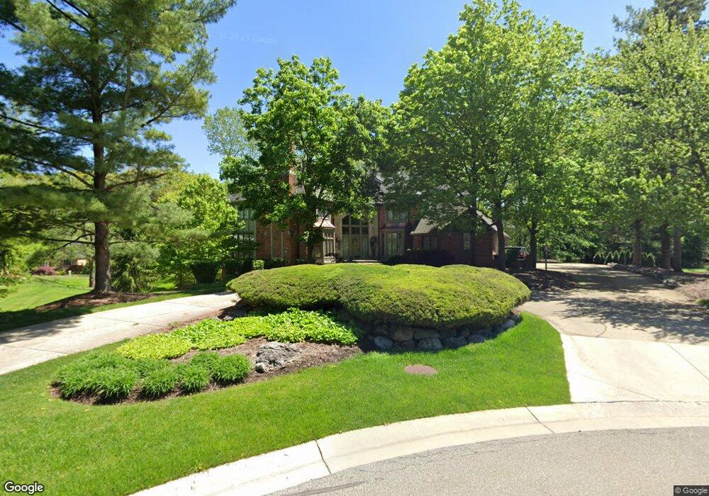 227 Chestnut Cir, Bloomfield Hills, MI 48304 - photo 1