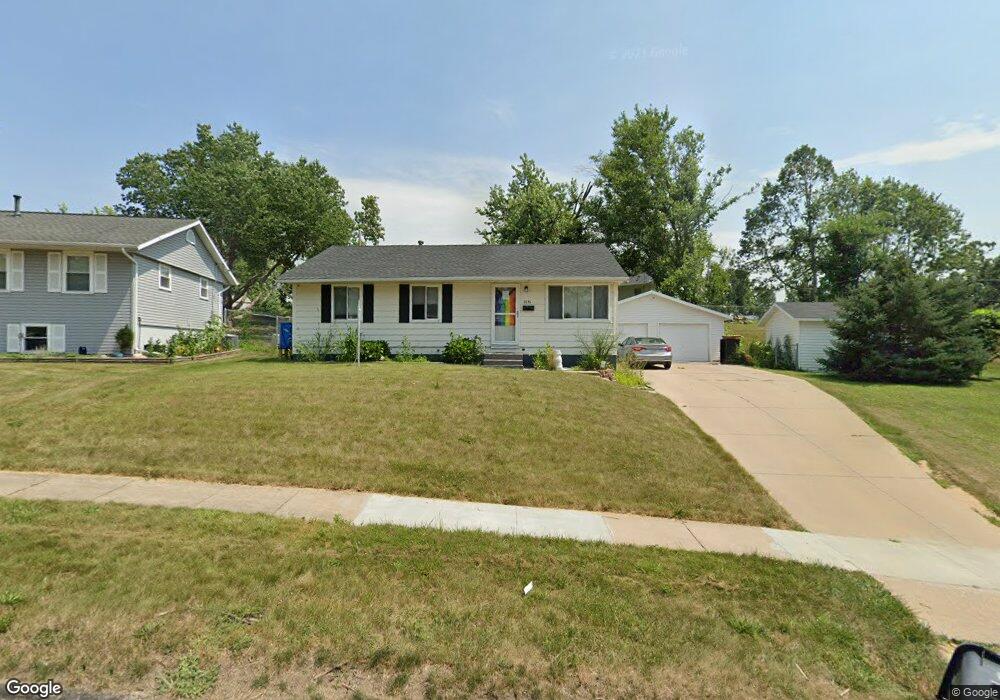 1041 Sioux Dr NW, Cedar Rapids, IA 52405 - photo 1