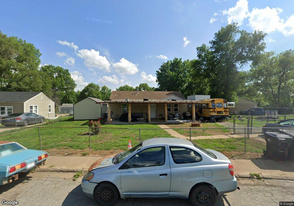 411 SE 35th St, Topeka, KS 66605 - photo 1