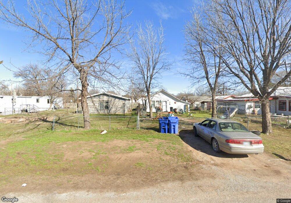 709 N Walnut Ave, Cache, OK 73527 - photo 1