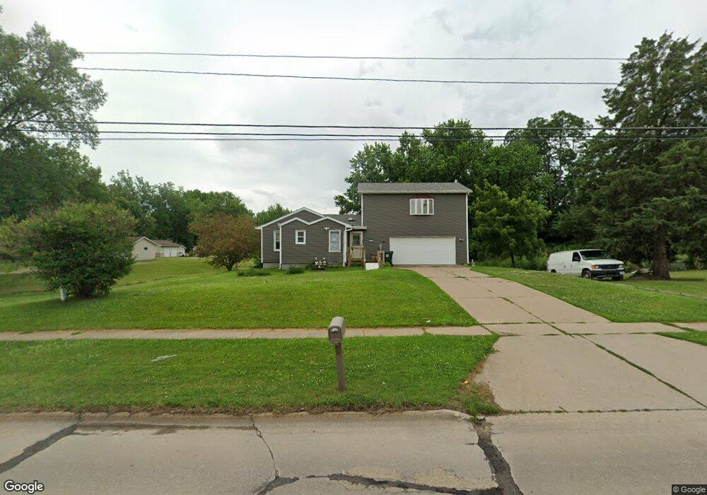 1811 W 53rd St, Davenport, IA 52806 - photo 1