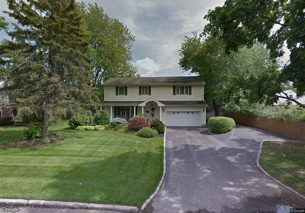 59 Roxbury Dr, ComMacK, NY 11725 - photo 1