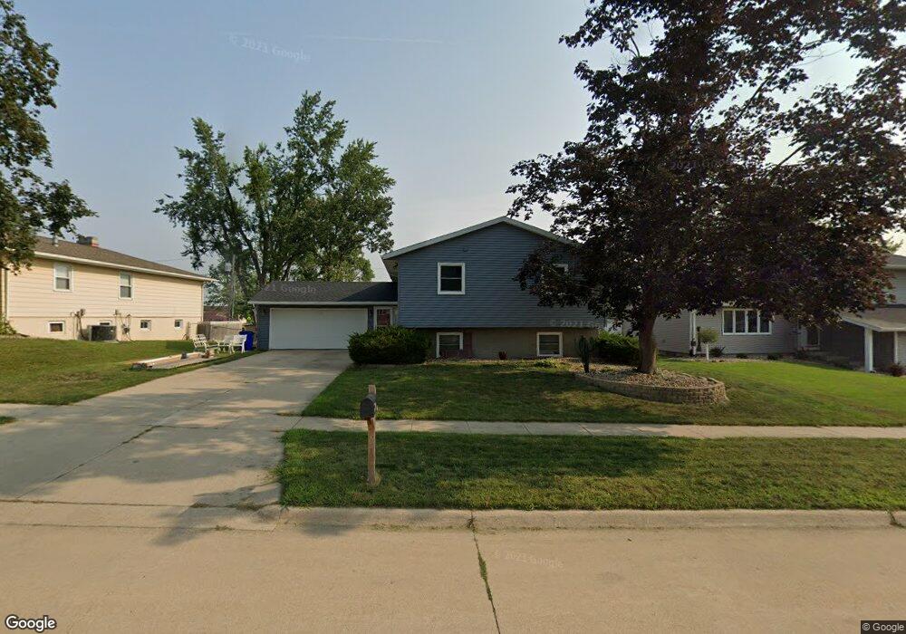2810 Glen Elm Dr NE, Cedar Rapids, IA 52402 - photo 1