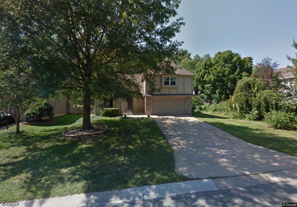 8610 Greenway Ln, Lenexa, KS 66215 - photo 1