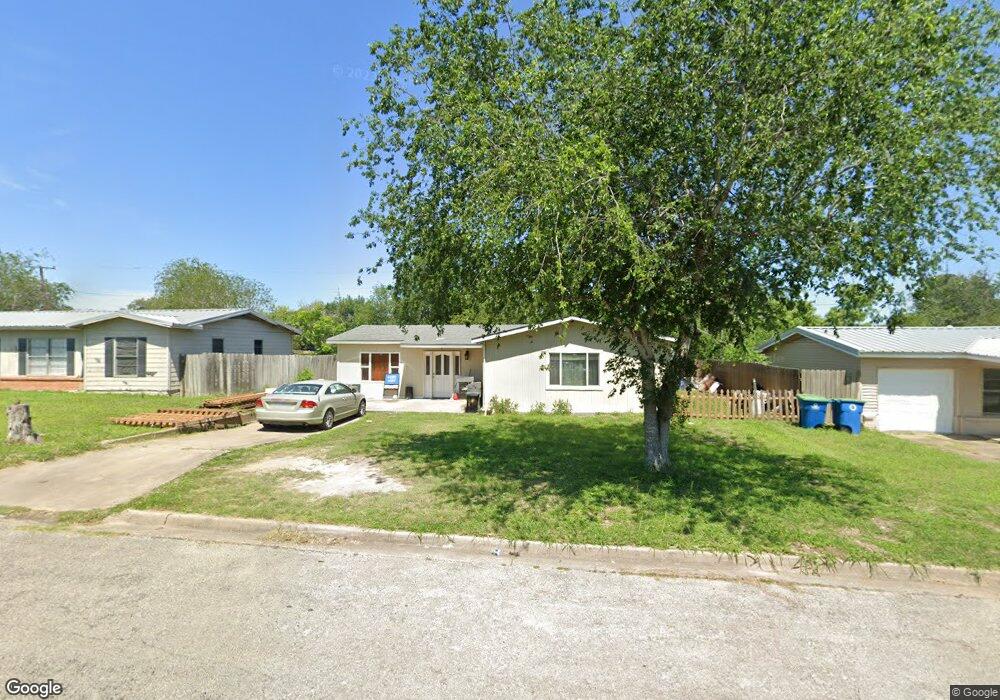 1503 E Rosewood St, Beeville, TX 78102 - photo 1