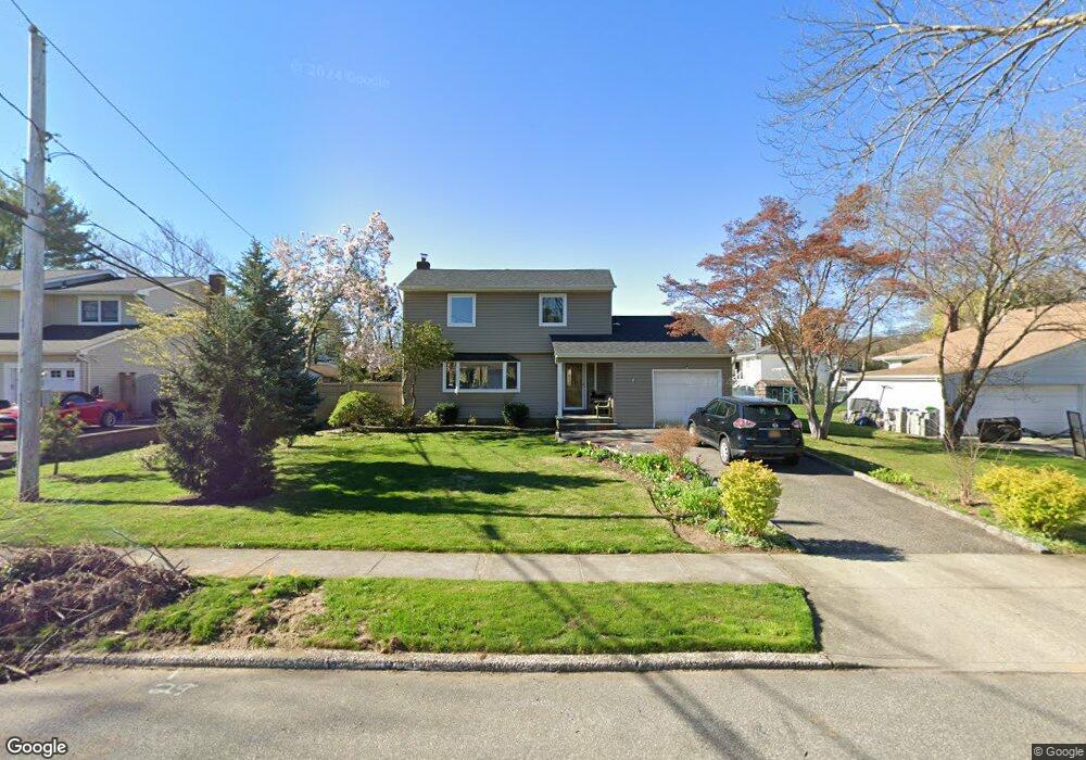 4 Seminole Dr, ComMacK, NY 11725 - photo 1