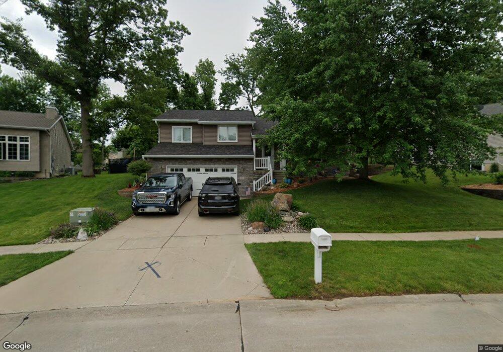 1811 Greenlefe Dr NW, Cedar Rapids, IA 52405 - photo 1