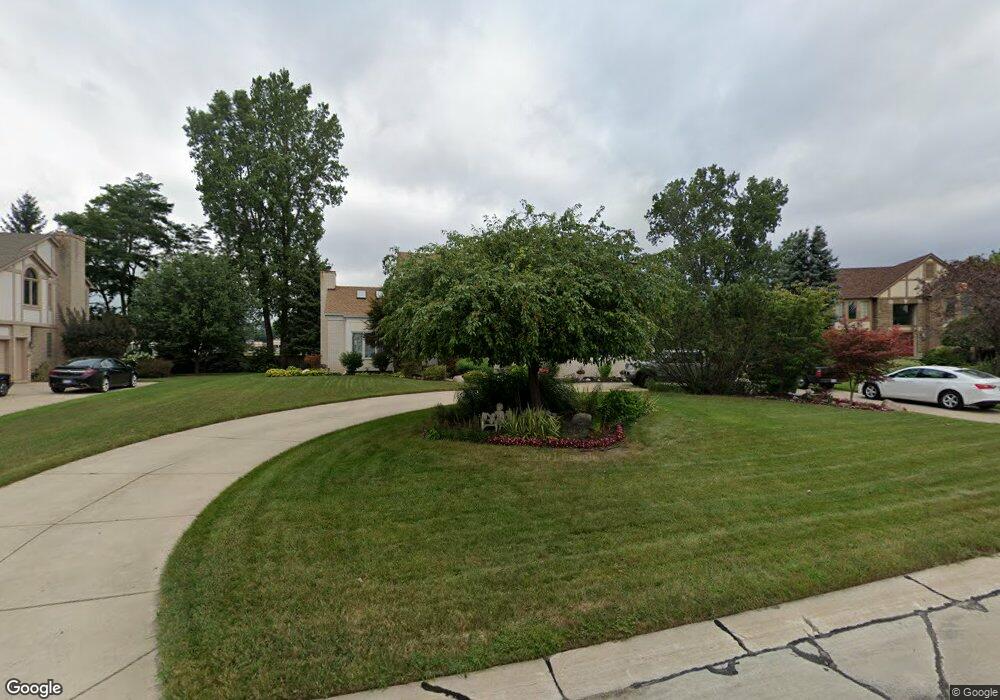 1077 Oak Tree Ln, Bloomfield Hills, MI 48304 - photo 1