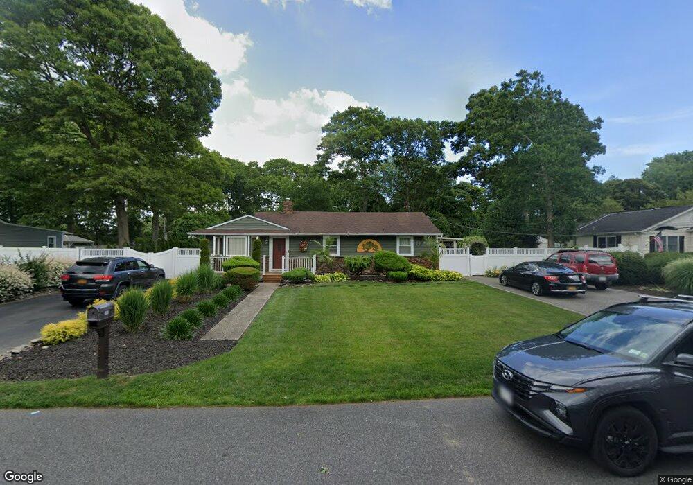 555 Spruce Ave, Sayville, NY 11782 - photo 1