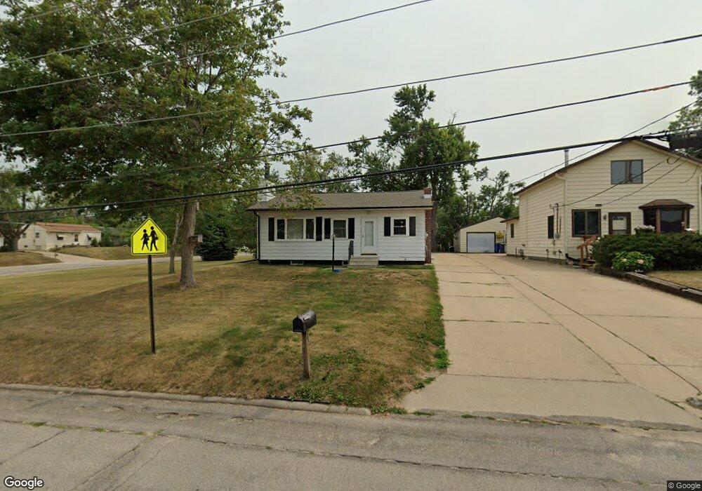 247 28th Ave SW, Cedar Rapids, IA 52404 - photo 1