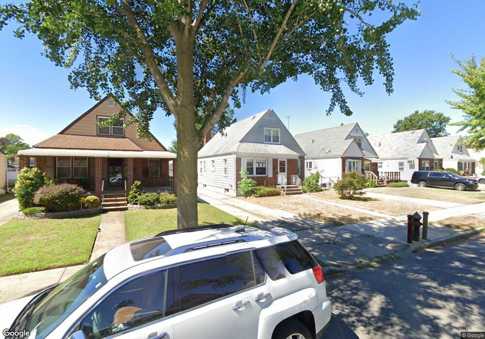 8252 266th St, Glen Oaks, NY 11004 - photo 1