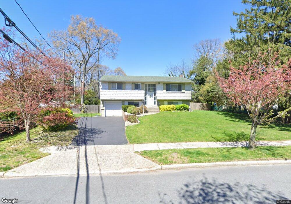 17 Ashlon Ln, ComMacK, NY 11725 - photo 1