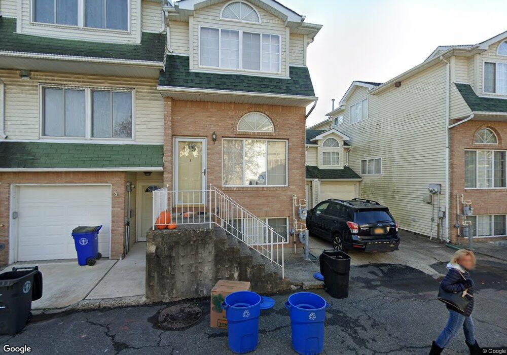25 Woodcutters Ln, Staten Island, NY 10306 - photo 1
