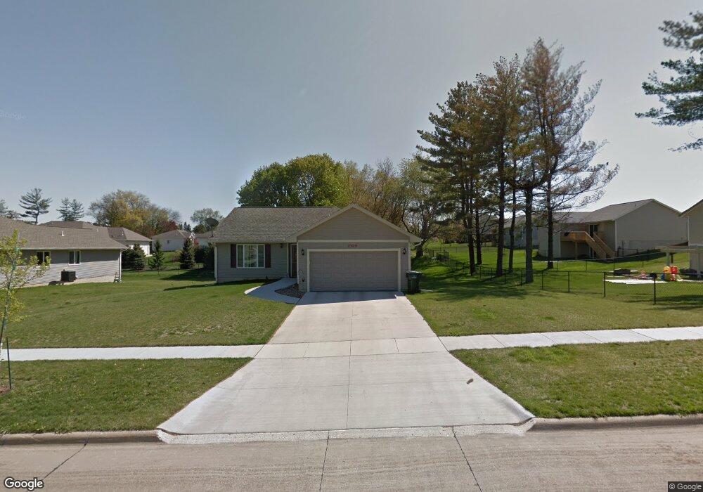 2309 Shady Grove Rd SW, Cedar Rapids, IA 52404 - photo 1