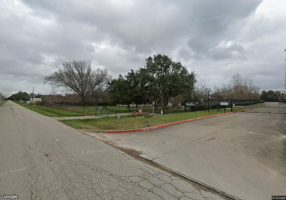 455 Chestnut St, Alvin, TX 77511 - photo 1