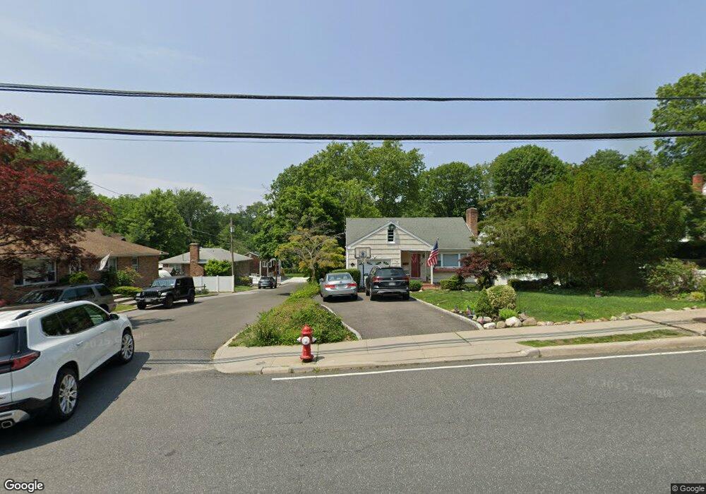 4 Betty Ln, Glenwood Landing, NY 11547 - photo 1