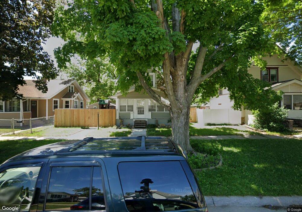 911 D Ave NW, Cedar Rapids, IA 52405 - photo 1