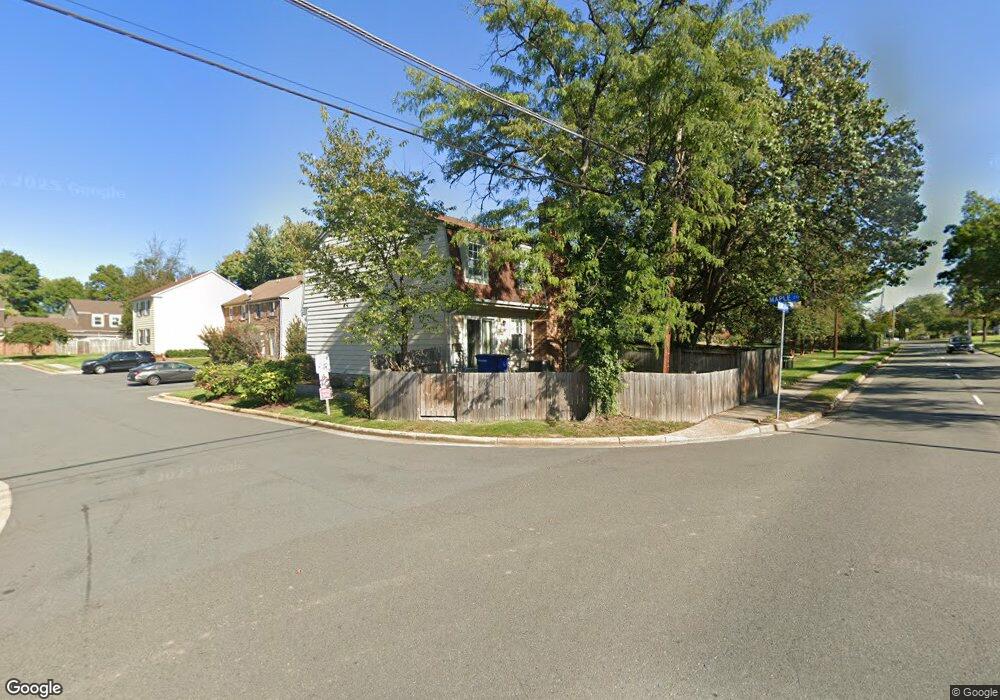 402 Maple Ct, Herndon, VA 20170 - photo 1