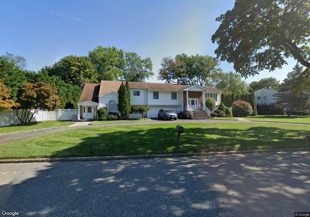 23 Peppermint Rd, ComMacK, NY 11725 - photo 1