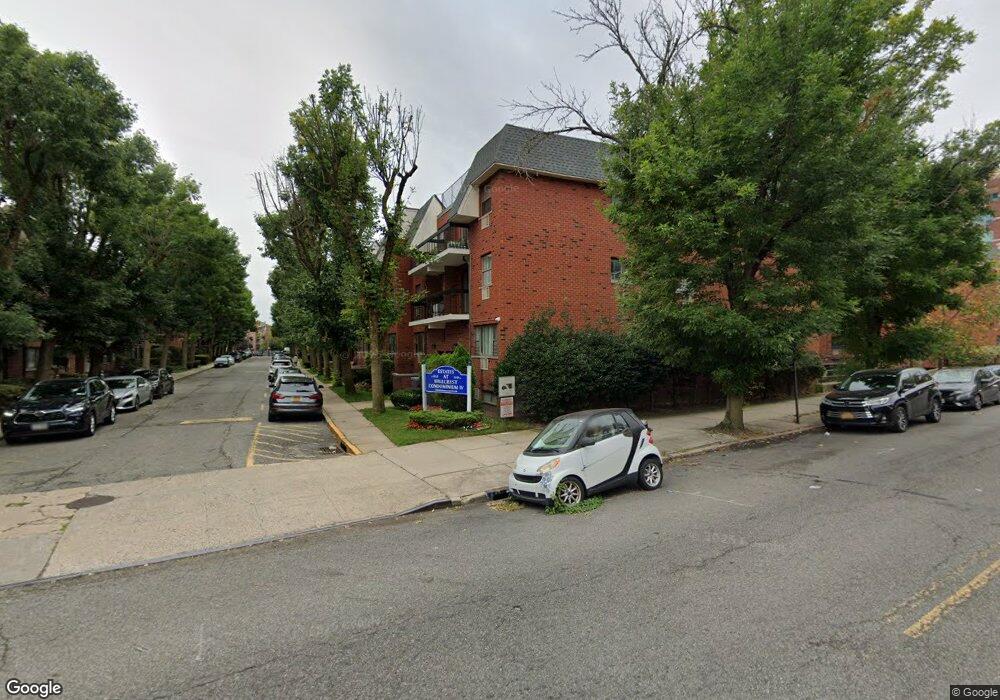 7102 Sutton Place unit 2, Fresh Meadows, NY 11365 - photo 1