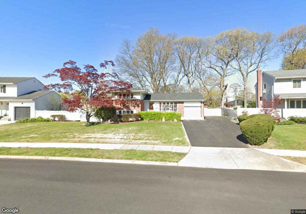 14 Tomkins Ct, ComMacK, NY 11725 - photo 1
