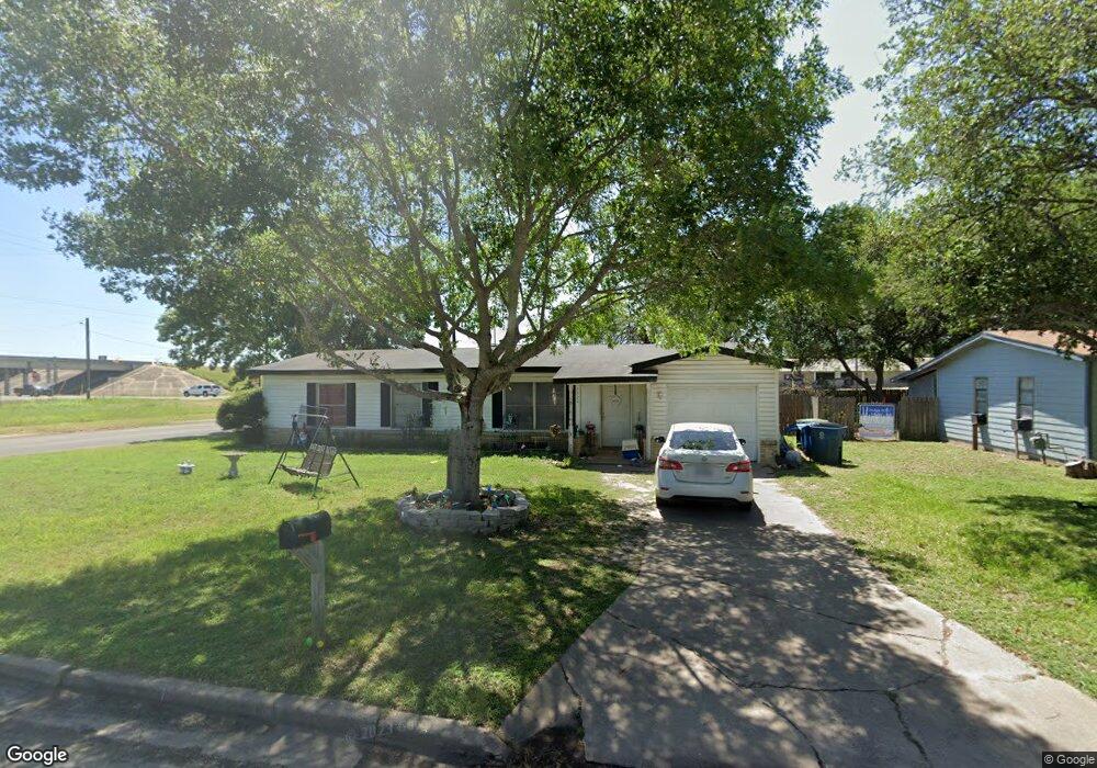 1524 E Corpus Christi St, Beeville, TX 78102 - photo 1
