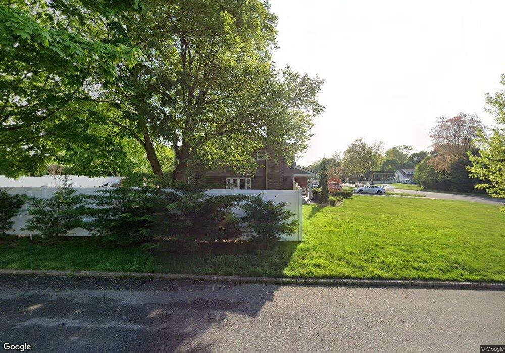 8 Feather Ln, ComMacK, NY 11725 - photo 1