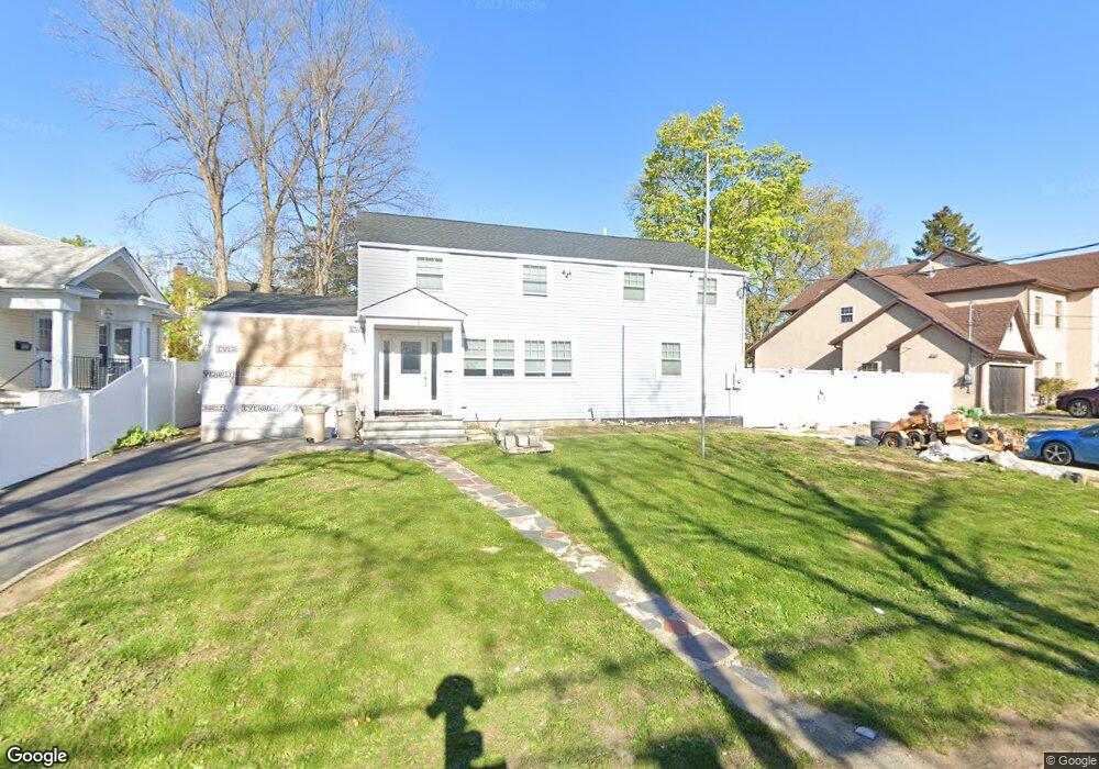 118 Kingsley Dr, Yonkers, NY 10710 - photo 1