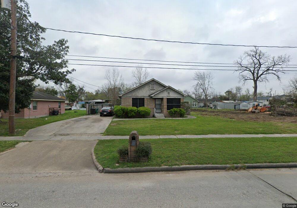 906 N Victory Dr, Houston, TX 77088 - photo 1