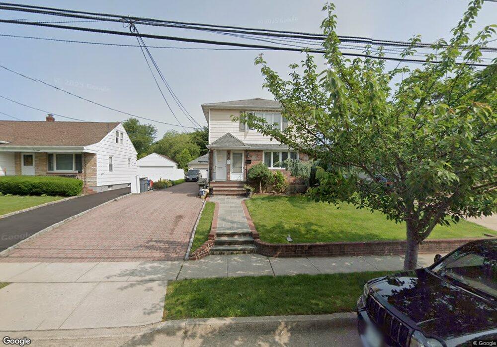 176 Meadowsweet Rd, Mineola, NY 11501 - photo 1