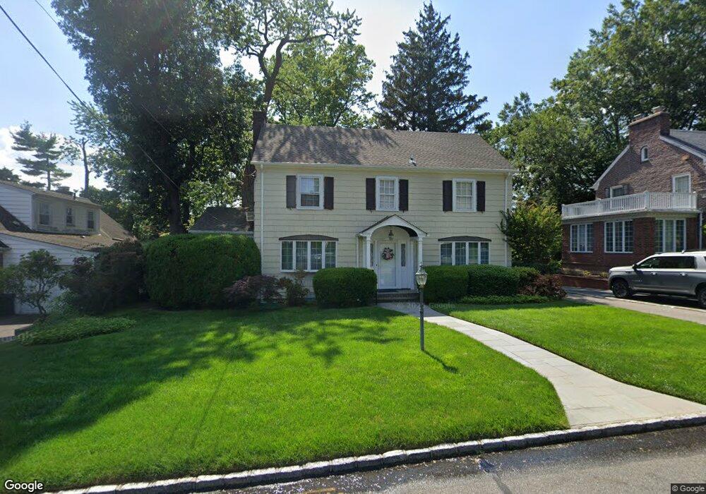 11 Eakins Rd, Manhasset, NY 11030 - photo 1