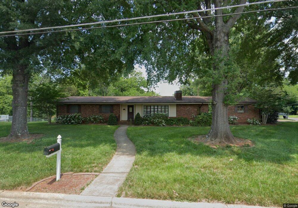 725 Oakdale Dr, Statesville, NC 28677 - photo 1