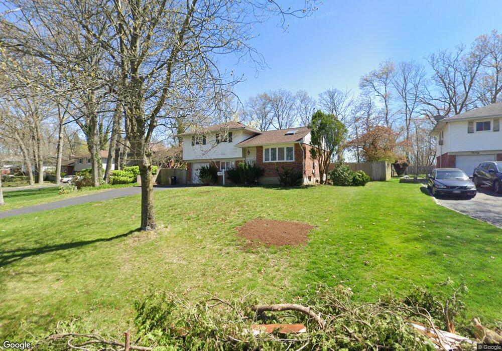 22 Radcliffe Rd, ComMacK, NY 11725 - photo 1