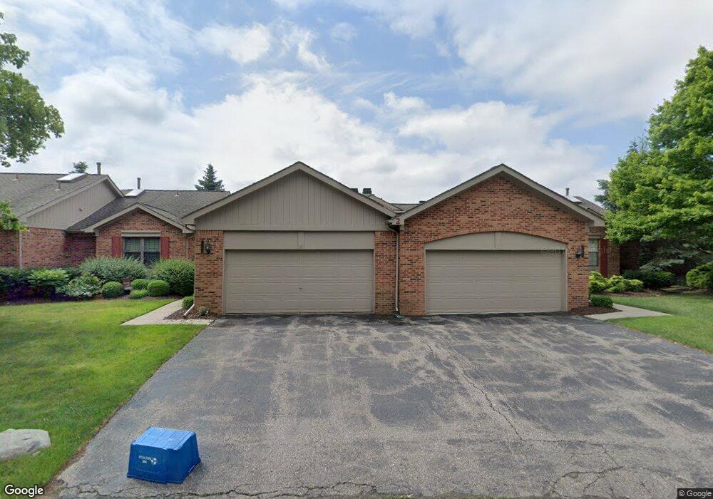 7376 Meadowridge Cir, West Bloomfield, MI 48322 - photo 1