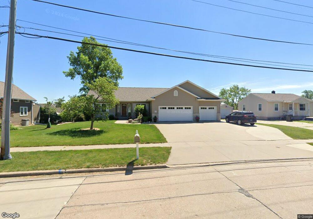4818 Ozark St NE, Cedar Rapids, IA 52402 - photo 1