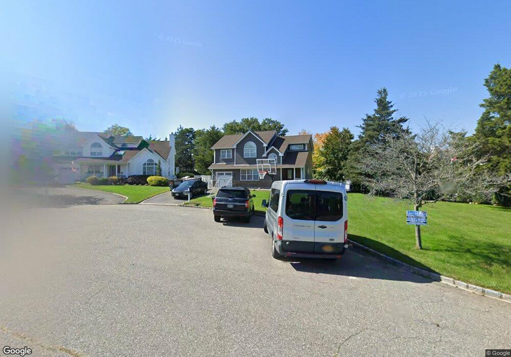 4 Tecumseh Ct, ComMacK, NY 11725 - photo 1