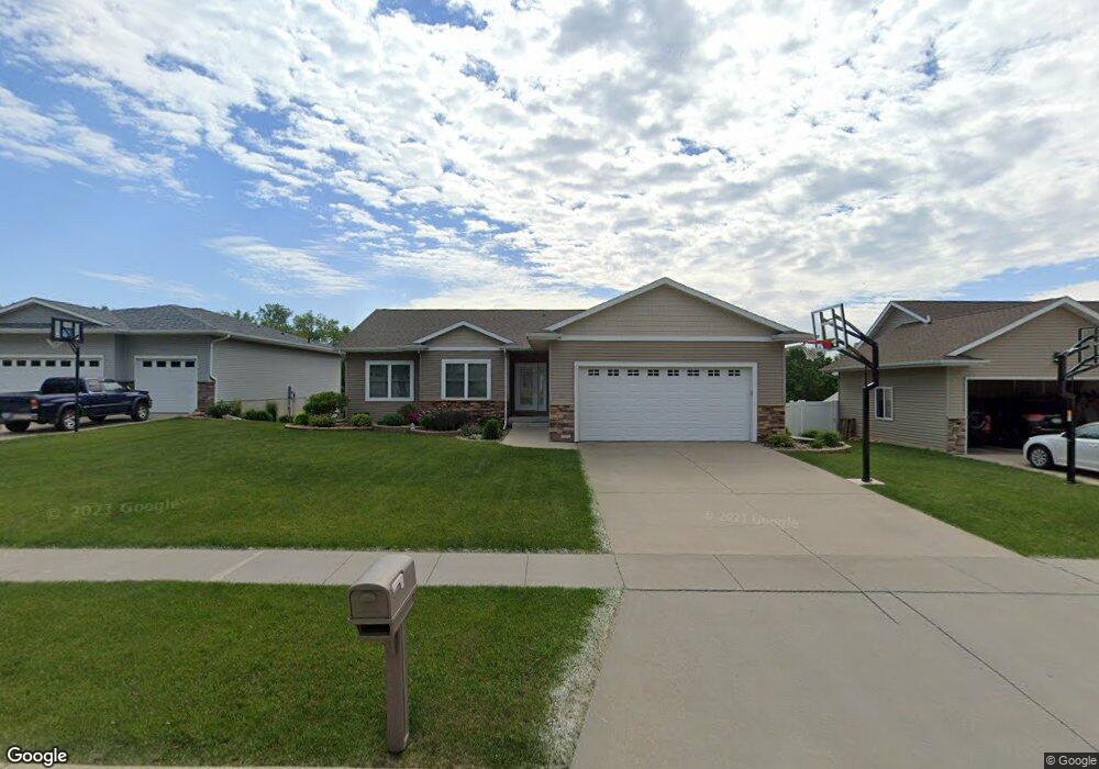 4304 Wedgewood Dr, Cedar Falls, IA 50613 - photo 1