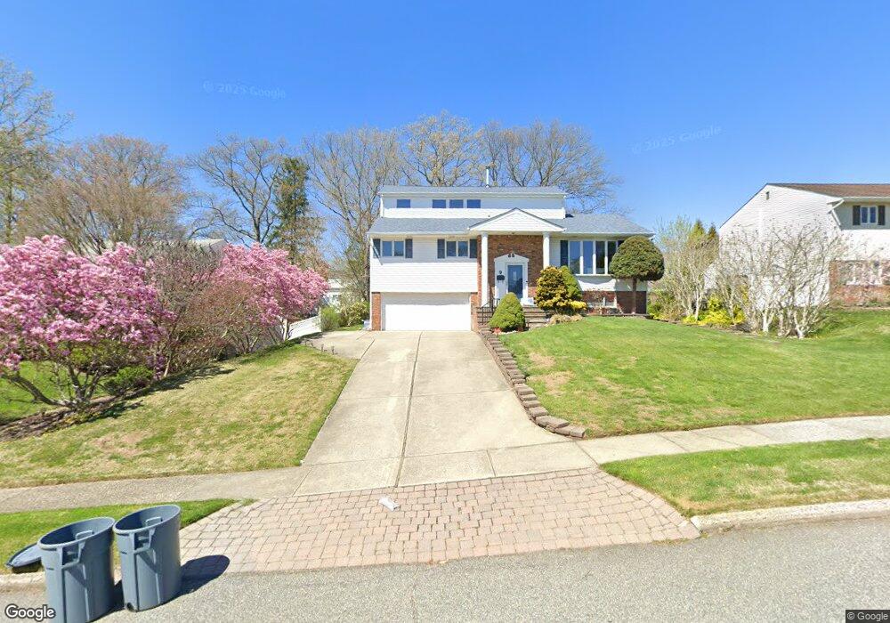 9 Chatham Rd, ComMacK, NY 11725 - photo 1