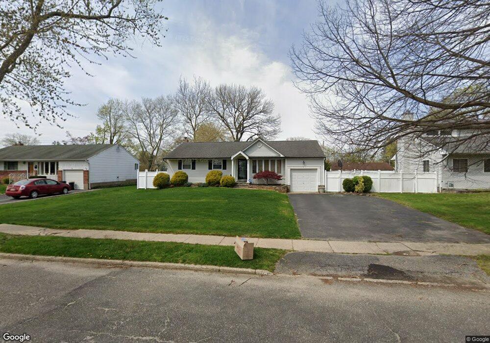 7 Hayrick Ln, ComMacK, NY 11725 - photo 1