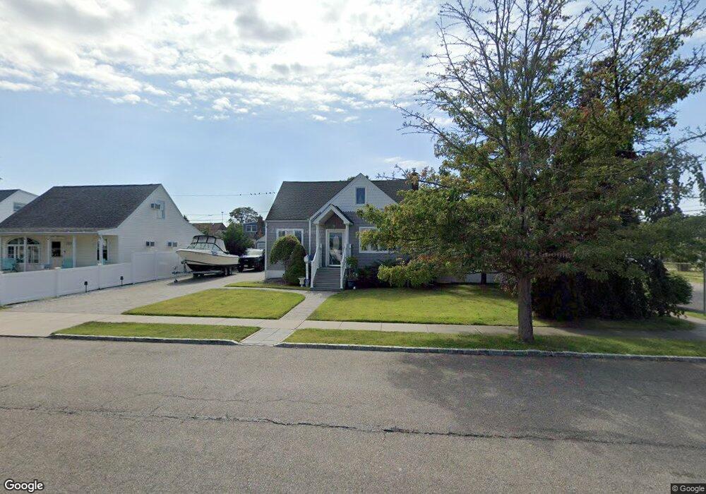 201 Venetian Blvd, Lindenhurst, NY 11757 - photo 1