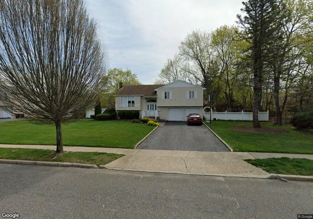 121 Hayrick Ln, ComMacK, NY 11725 - photo 1