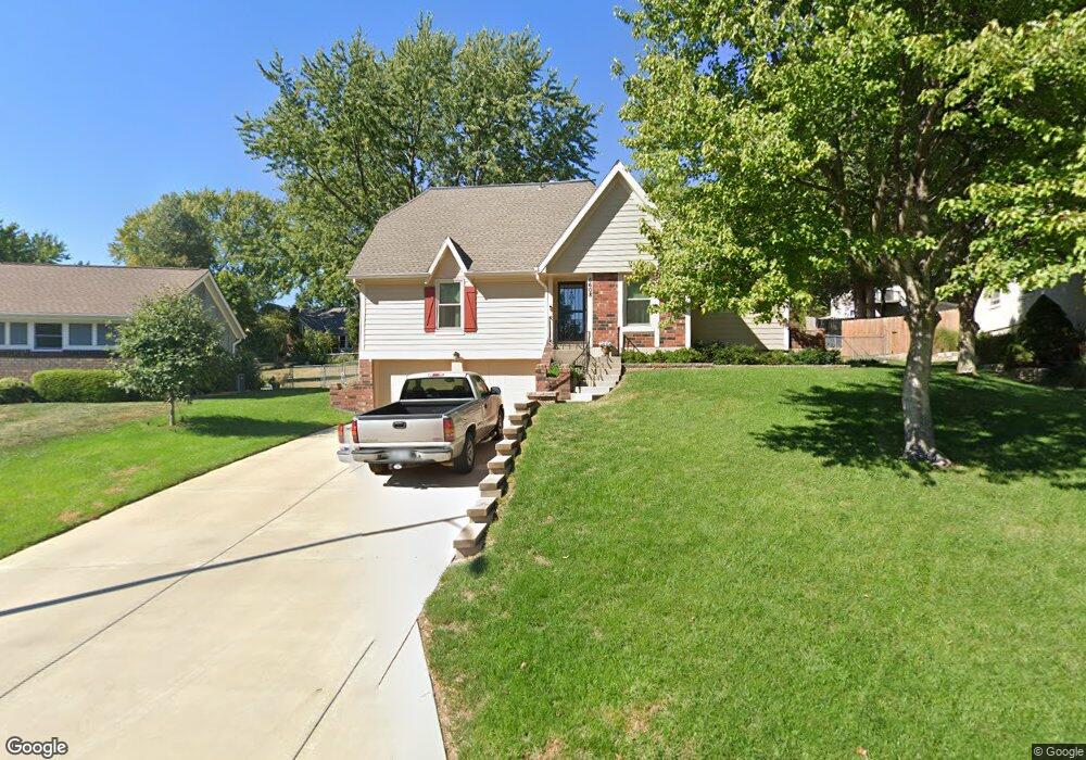 6608 Cottonwood Dr, Shawnee, KS 66216 - photo 1