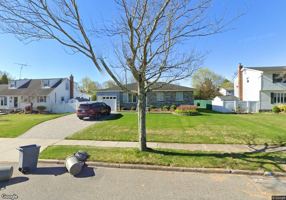 14 Seminole Dr, ComMacK, NY 11725 - photo 1