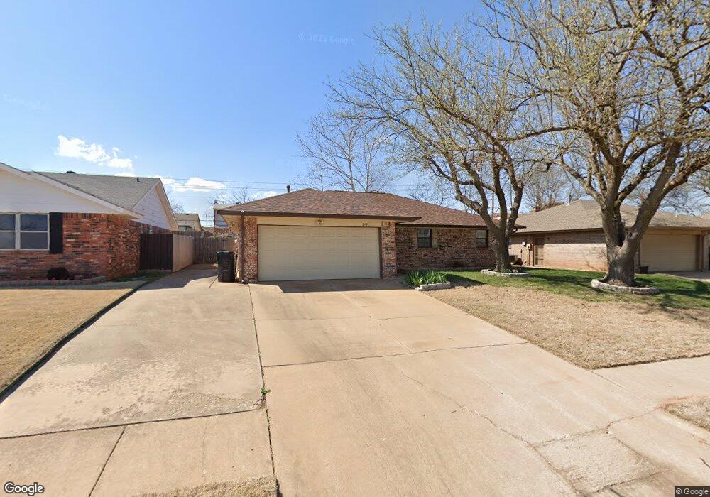 213 N Ramblin Oaks Dr, Moore, OK 73160 - photo 1