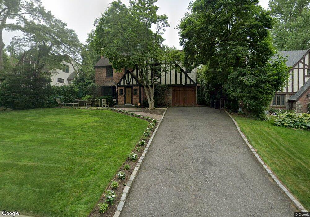 23 Crowntop Rd, Manhasset, NY 11030 - photo 1