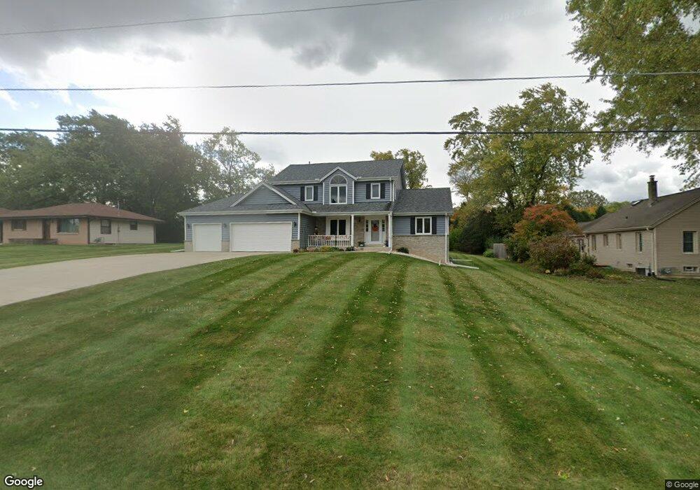 N69W13539 Harding Dr, Menomonee Falls, WI 53051 - photo 1