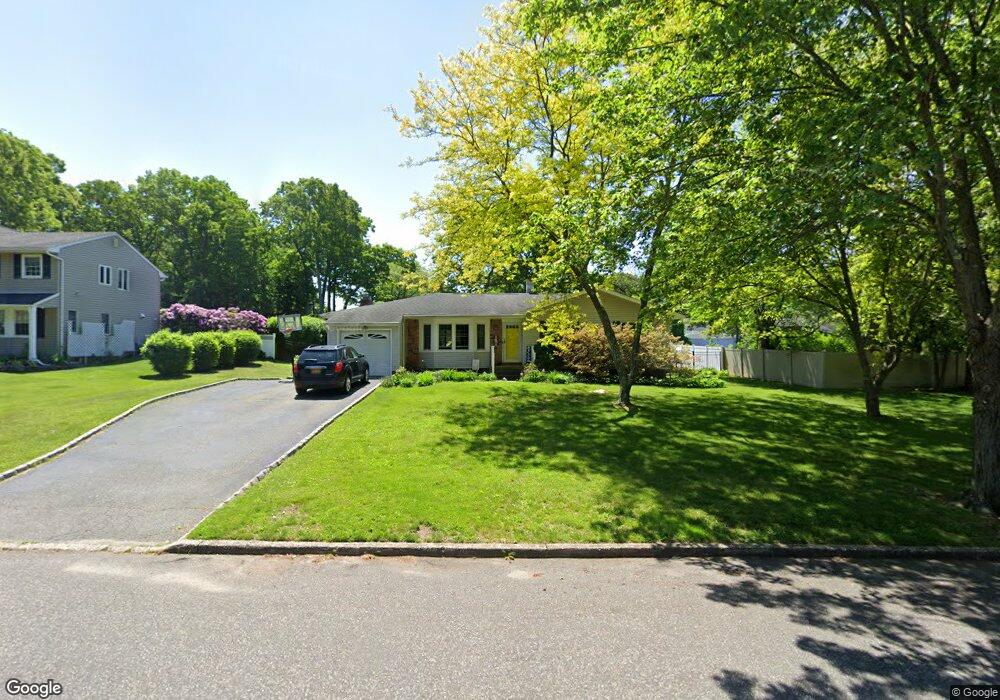 11 Peacock Ln, ComMacK, NY 11725 - photo 1