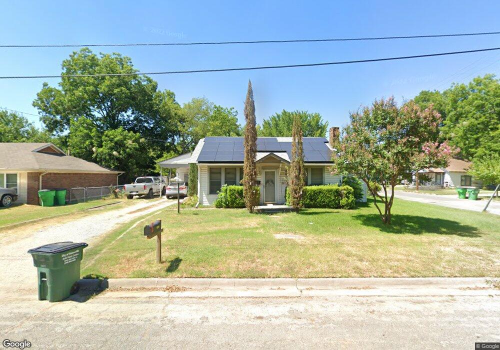 1521 E Pecan St, Gainesville, TX 76240 - photo 1