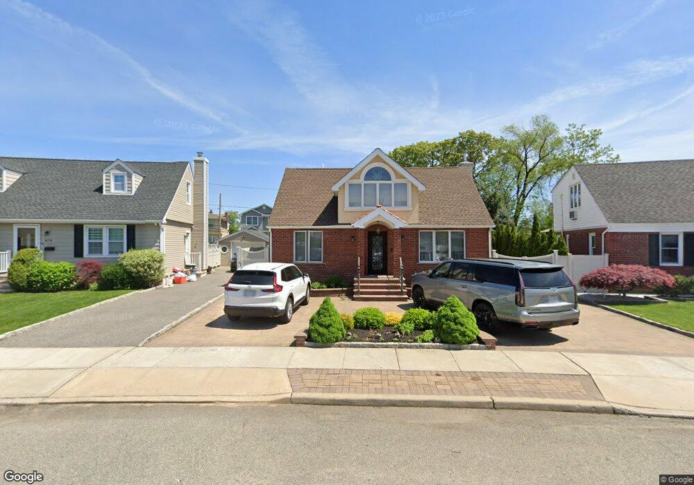 876 Center Dr, Franklin Square, NY 11010 - photo 1