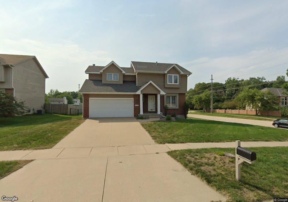4135 Riverside Dr NE, Cedar Rapids, IA 52411 - photo 1